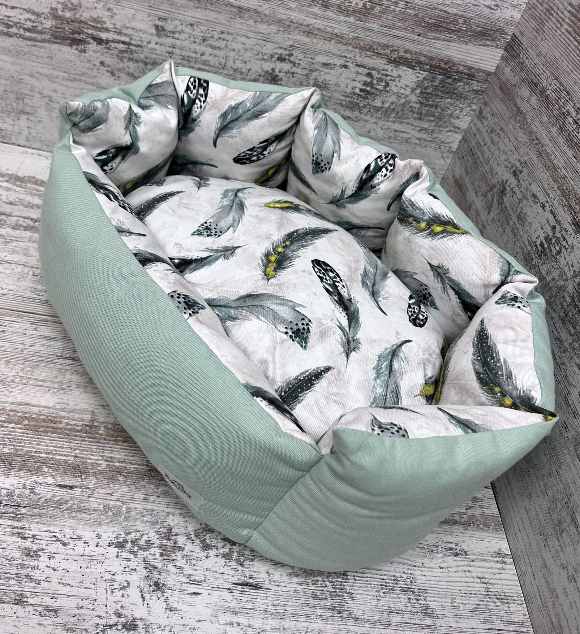 Лежак для котів та собак панама модель 1 “Feathers green”