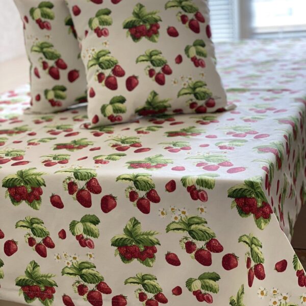 Скатертина водовідштовхувальна (з тефлоновим покриттям) “Strawberry”