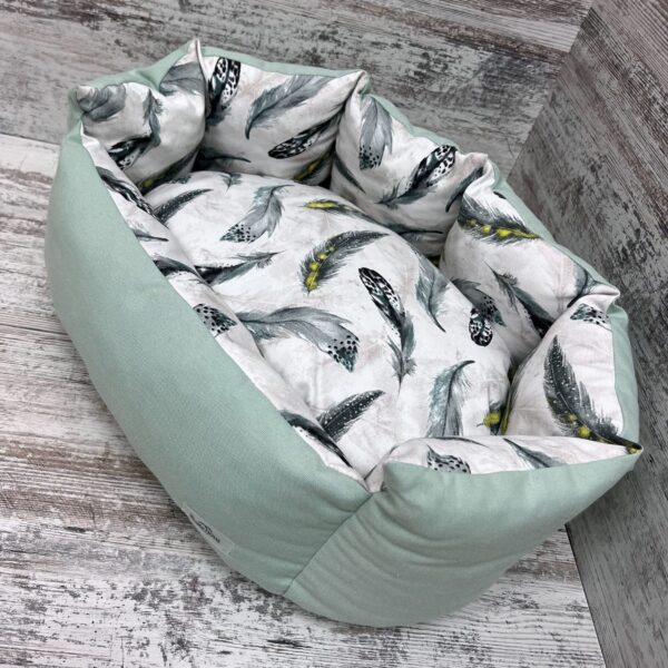 Лежак для котів та собак панама модель 1 “Feathers green”