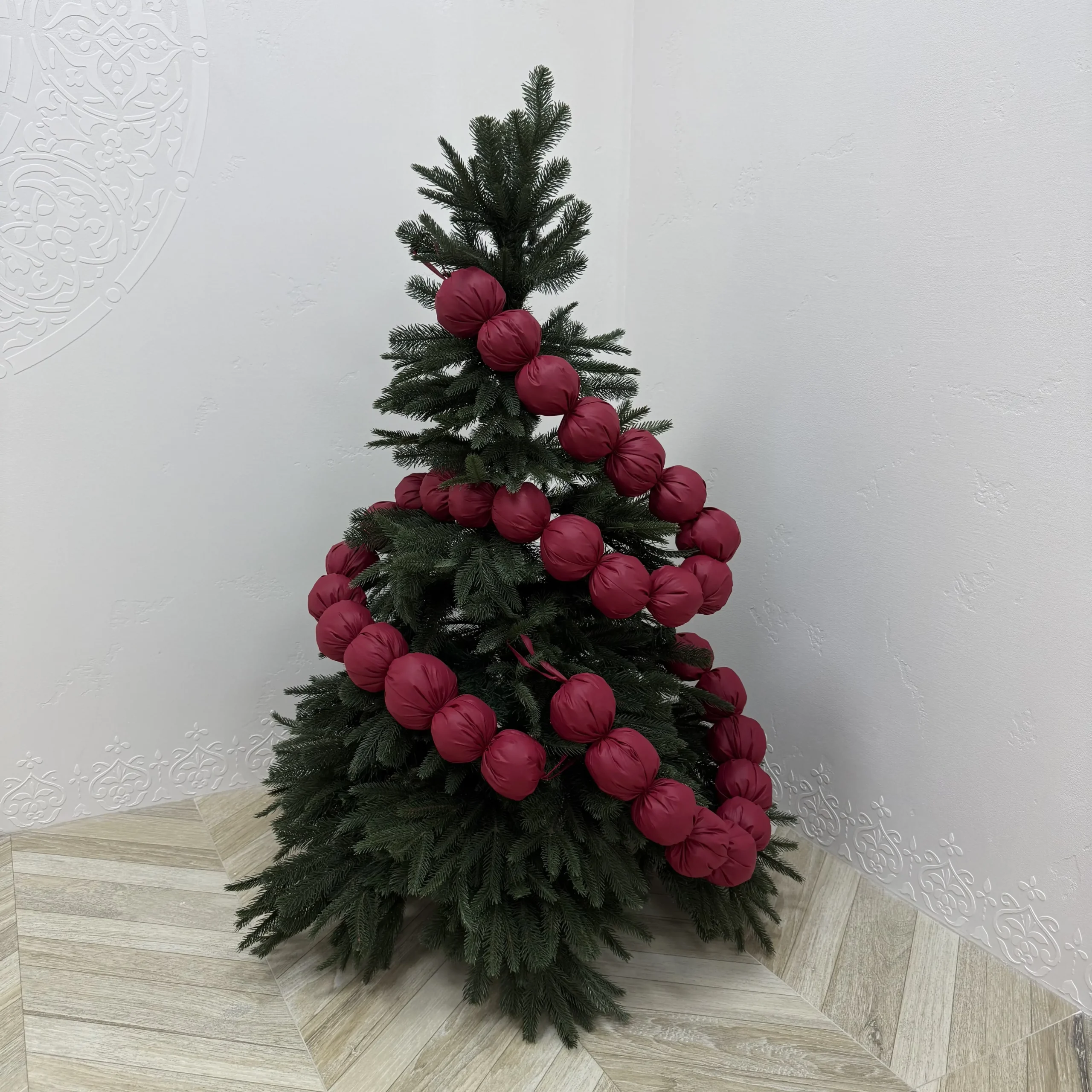Гірлянда з кульок на ялинку вулична плащова
